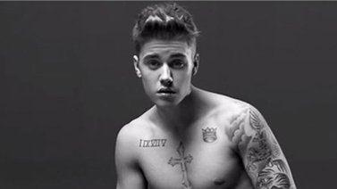 Justin Bieber lució su nuevo y exagerado tatuaje en el abdomen (+Fotos)