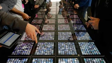 Apple baja precio a ciertos iPad y lanza iPhone rojos