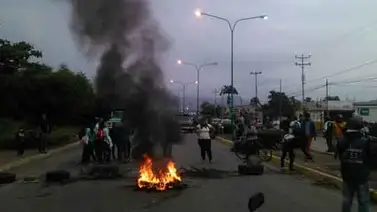 Cerrada la vía El Tocuyo por protesta estudiantil (+Fotos) Cerrada la vía El Tocuyo por protesta estudiantil (+Fotos)