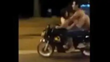 Una pareja es grabada teniendo sexo encima de una moto en plena vía (+Video) Una pareja es grabada teniendo sexo encima de una moto en plena vía (+Video)