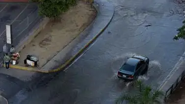 Bote de agua causó tráfico en avenida San Martín y La Paz (+Fotos) Bote de agua causó tráfico en avenida San Martín y La Paz (+Fotos)