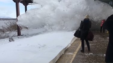 Avalancha de nieve golpea a pasajeros en estación de tren (+Video)
