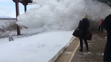 Avalancha de nieve golpea a pasajeros en estación de tren (+Video)