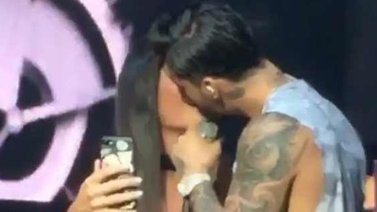 Maluma besó a una fanática en concierto (+Video)