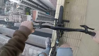 Ciclista ruso pasea al borde de un rascacielos con una bicicleta (+Video)