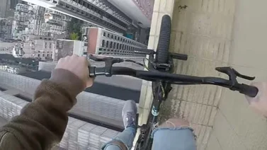 Ciclista ruso pasea al borde de un rascacielos con una bicicleta (+Video)
