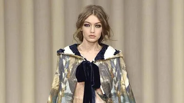 Gigi Hadid, cubierta con un velo bordado, portada del primer Vogue Arabia