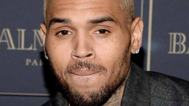Juez ordena a Chris Brown mantenerse lejos de su ex