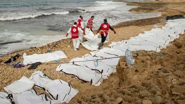 Hallan 74 cuerpos de migrantes en una playa de Libia