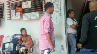 El CNE "ni lava ni presta la batea" en las jefaturas