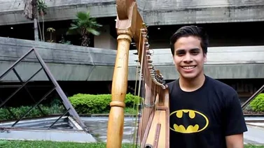 Johnny Jiménez, el joven venezolano que la rompe tocando "Despacito" en arpa (+Videos)