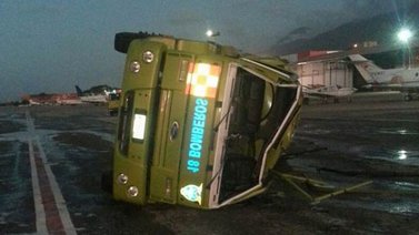 Un bombero muerto y tres heridos tras volcarse camión cisterna en Maiquetía