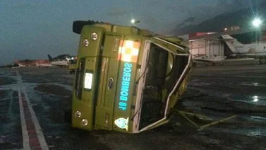 Un bombero muerto y tres heridos tras volcarse camión cisterna en Maiquetía