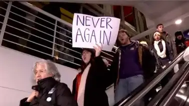 "Déjenlos entrar", piden manifestantes en aeropuertos de EEUU (+Video) "Déjenlos entrar", piden manifestantes en aeropuertos de EEUU (+Video)