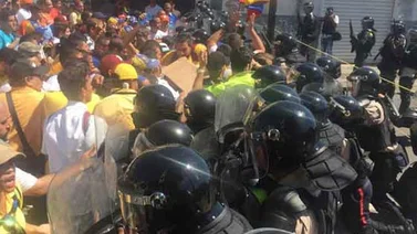 Manifestantes fueron reprimidos frente al CNE en Valencia (+Tuits)