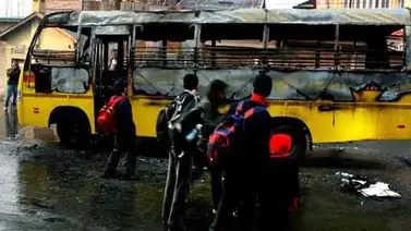 Autobús escolar choca con un camión en la India y mueren 12 niños Autobús escolar choca con un camión en la India y mueren 12 niños