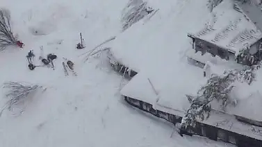 Árboles, rocas y nieve sepultaron hotel siniestrado bajo avalancha en Italia Árboles, rocas y nieve sepultaron hotel siniestrado bajo avalancha en Italia