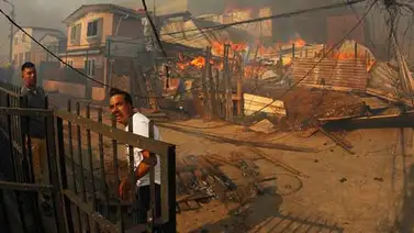 120 viviendas quemadas, 19 heridos y 400 evacuados por incendio en Valparaíso (+Fotos) 120 viviendas quemadas, 19 heridos y 400 evacuados por incendio en Valparaíso (+Fotos)