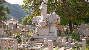 Ciudad chilena recibe año nuevo con extraña tradición: en el cementerio