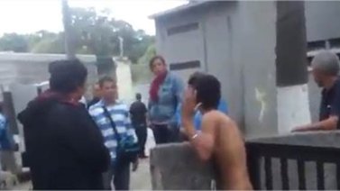 Atraparon y desnudaron a ladrón en cercanías de Colegio de Ingenieros (+Video)