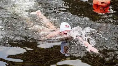 Nadan en aguas casi congeladas del río Praga por tradición (+Fotos) Nadan en aguas casi congeladas del río Praga por tradición (+Fotos)