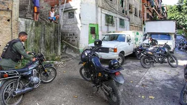 Matan a dos guardias en una fiesta callejera en Caucagüita