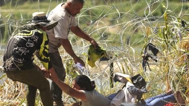 Texas instala una tercera barrera de alambre en el río Bravo