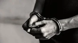 Detenida mujer por caerle a mordiscos a un hombre