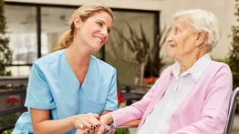 California ofrece $6.000 de incentivo por aprender a cuidar ancianos (+Detalles)