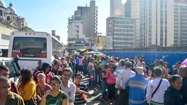 Desde las 5:00 am hicieron colas en el BCV (+Video)