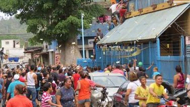 Así lanzaron billetes desde el balcón de un abasto de chinos en El Callao (+Video)