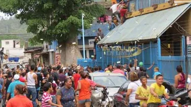 Así lanzaron billetes desde el balcón de un abasto de chinos en El Callao (+Video)