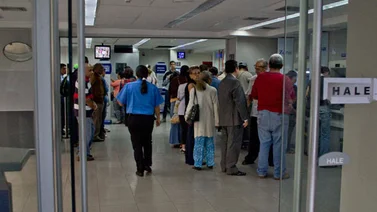 Sin billetes de 100, venezolanos esperan ansiosos nuevos billetes (+Fotos y video)