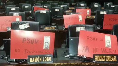 Diputados de la MUD colocaron billetes de Bs 100 en curules del Psuv en la AN (+Tuits)