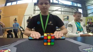 Adolescente resuelve el cubo de Rubik en menos de cinco segundos (+Video) Adolescente resuelve el cubo de Rubik en menos de cinco segundos (+Video)