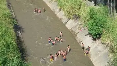 La Foto: Captan a otro grupo de personas bañándose en El Guaire La Foto: Captan a otro grupo de personas bañándose en El Guaire