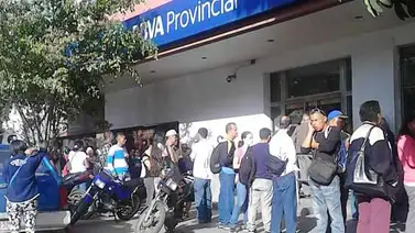 Bancos amanecieron con largas colas para canjear billetes (+Fotos y Video) Bancos amanecieron con largas colas para canjear billetes (+Fotos y Video)