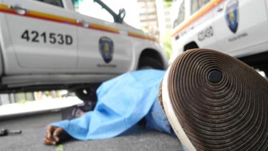 Acribillan a hombre en la primera base de un campo de softbol