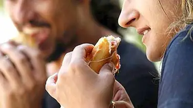 Comer en la calle deja hambriento al bolsillo Comer en la calle deja hambriento al bolsillo