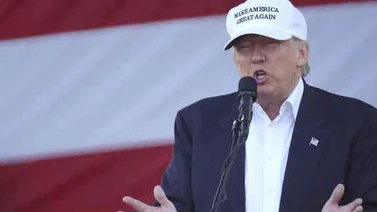 Queman iglesia negra en Misisipi (EEUU) y pintan "vota Trump" en su pared
