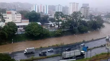 Lluvias causan desbordamiento del río Guaire en varias zonas de Caracas Lluvias causan desbordamiento del río Guaire en varias zonas de Caracas