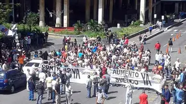 Trabajadores del CNE se declaran en "hora cero" y continuarán protestas mañana (+videos) Trabajadores del CNE se declaran en "hora cero" y continuarán protestas mañana (+videos)