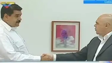Así se dieron la mano Maduro y "Chúo" Torrealba en el diálogo (+Video) Así se dieron la mano Maduro y "Chúo" Torrealba en el diálogo (+Video)