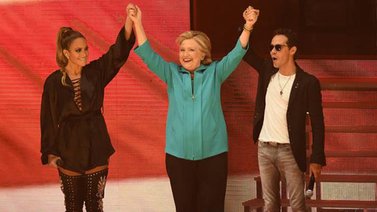Jennifer López y Marc Anthony cantaron bajo la lluvia para apoyar a Clinton