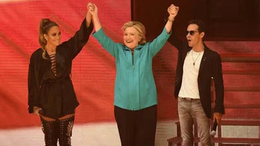 Jennifer López y Marc Anthony cantaron bajo la lluvia para apoyar a Clinton