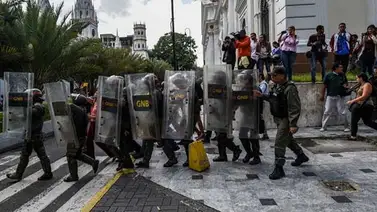 Así tuvieron que salir los diputados de la AN por ataques de grupos oficialistas (+Fotos). Así tuvieron que salir los diputados de la AN por ataques de grupos oficialistas (+Fotos).