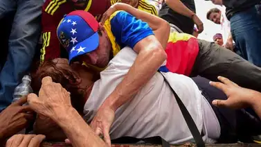 Así socorrió Capriles a una señora que se desmayó durante la marcha (+Fotos) Así socorrió Capriles a una señora que se desmayó durante la marcha (+Fotos)