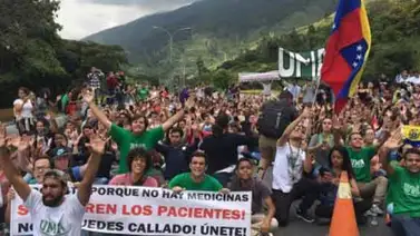 Estudiantes se restean en las calles por el RR Estudiantes se restean en las calles por el RR