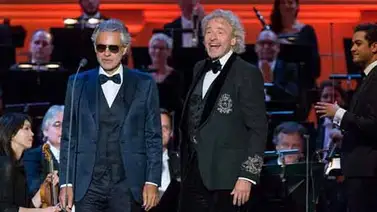 Andrea Bocelli canta junto a un coro formado por presos brasileños Andrea Bocelli canta junto a un coro formado por presos brasileños