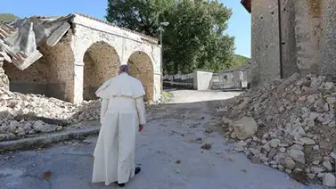 Papa visita por sorpresa zona afectada por sismo en Italia (+Video) Papa visita por sorpresa zona afectada por sismo en Italia (+Video)